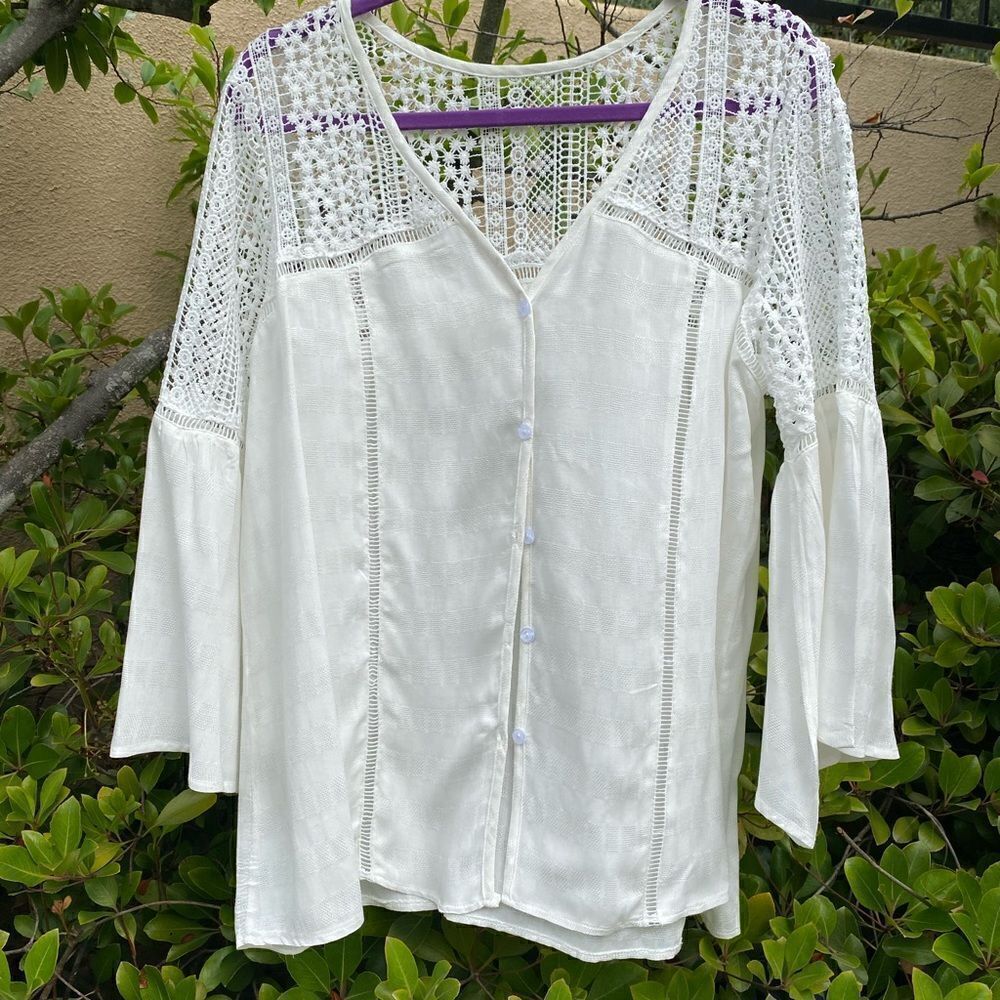 👚White top/blouse w/lace detail & front buttons. Either M or L. Never worn.